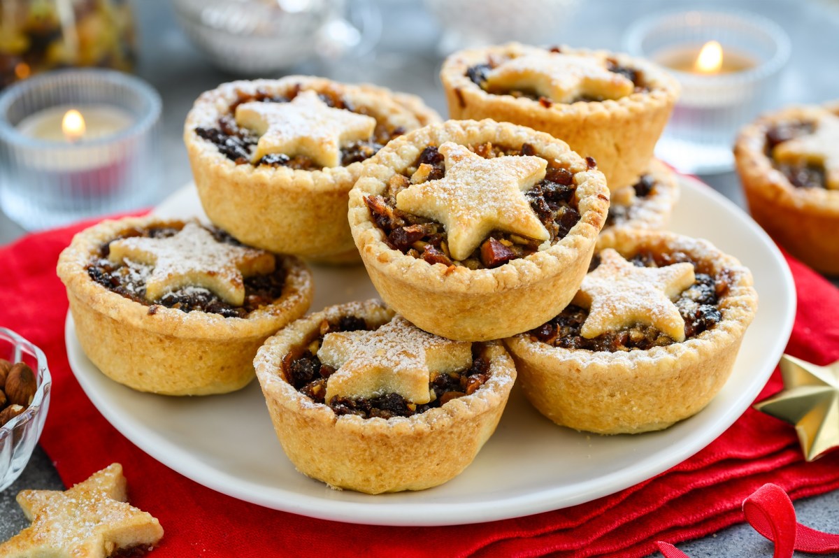 Ein Teller Mince Pies mit Sternen-Dekoration.