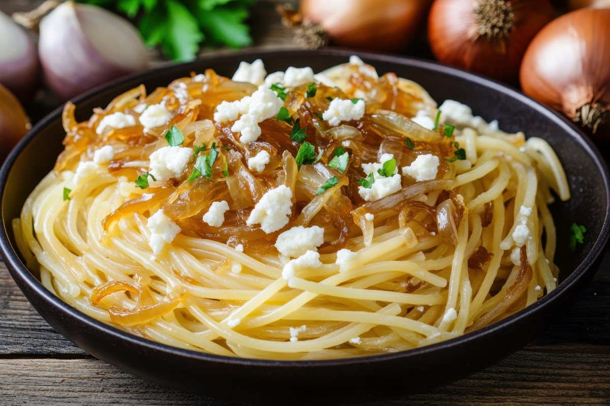 Ein Teller mit karamellisierter Zwiebel-Pasta