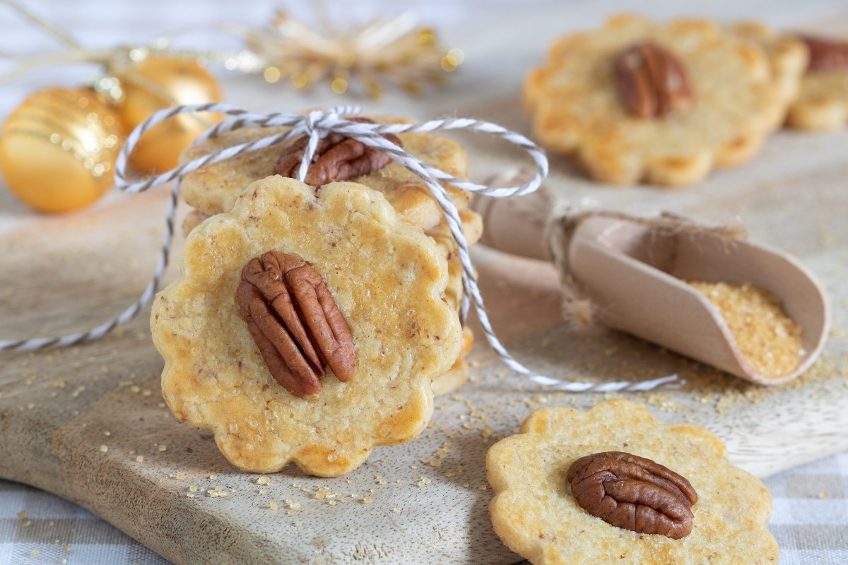 Pekannuss-PlÃ¤tzchen auf einem Brett.