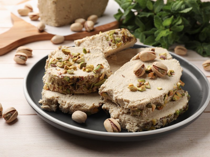 Ein Teller mit Pistazien-Halva.