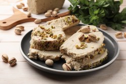 Ein Teller mit Pistazien-Halva.