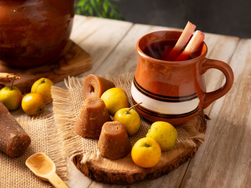 Eine Tasse Ponche NavideÃ±o: mexikanischer Fruchtpunsch