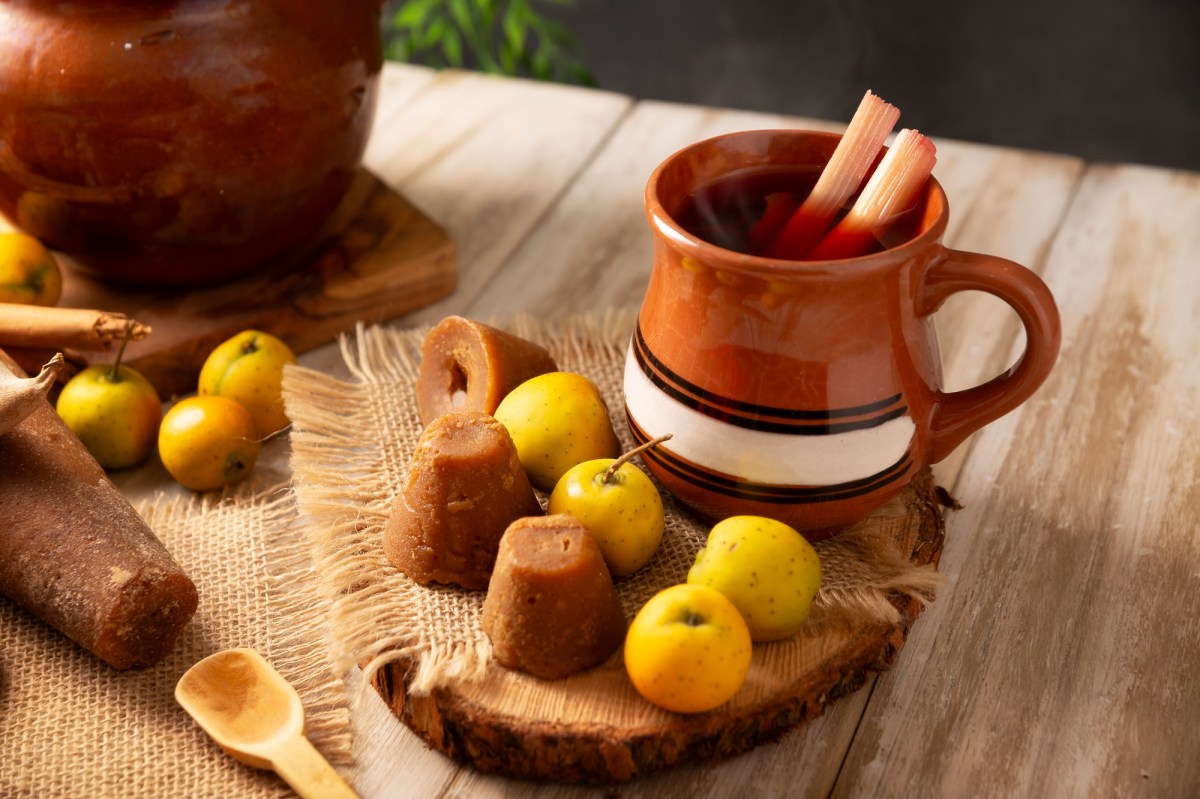 Eine Tasse Ponche NavideÃ±o: mexikanischer Fruchtpunsch