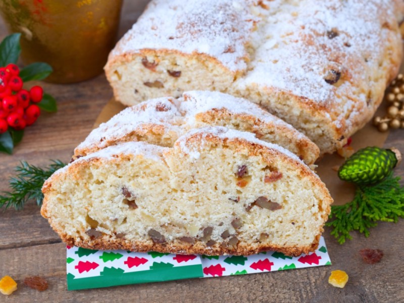 Ein Quarkstollen, von dem zwei StÃ¼cke abgeschnitten wurden.