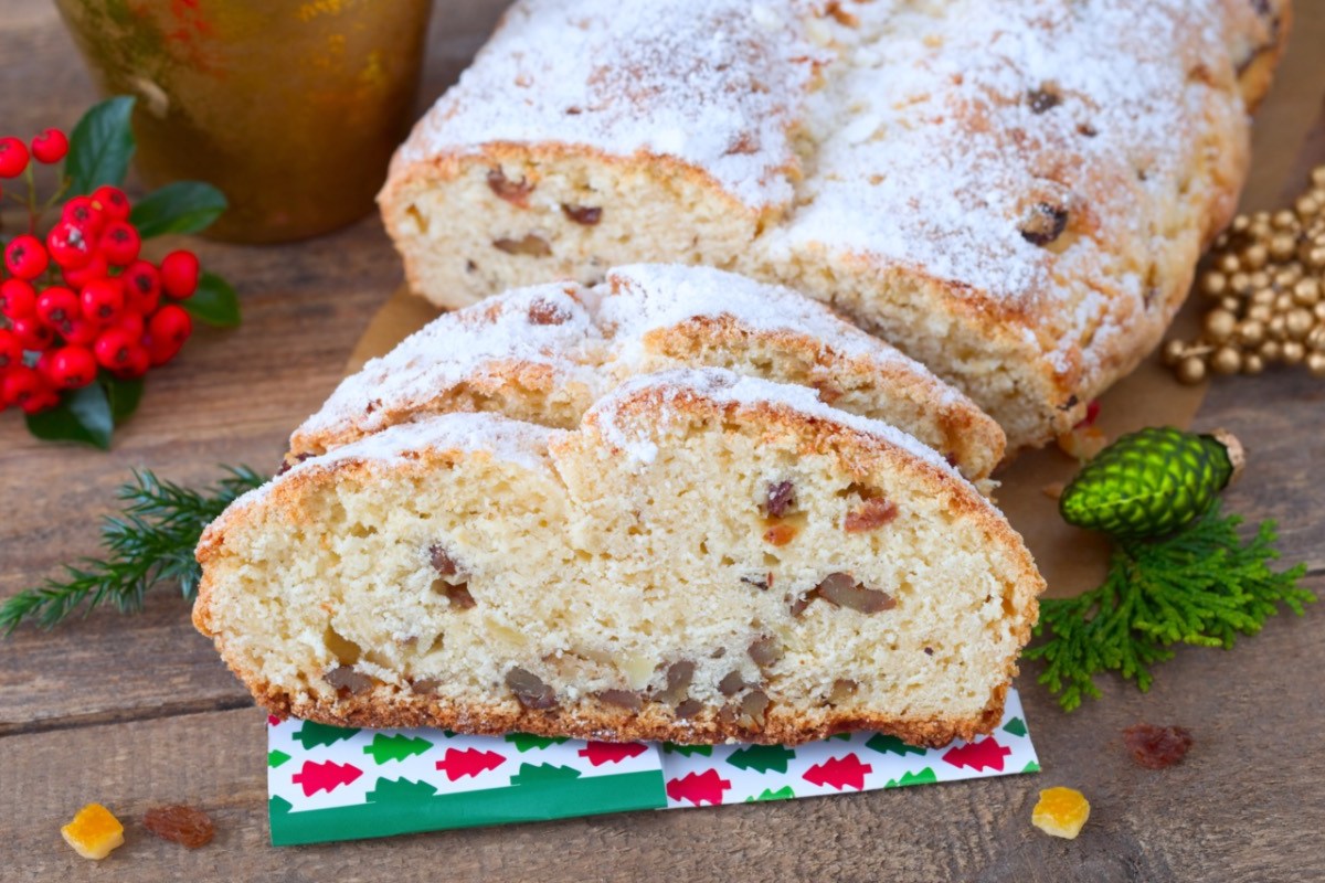 Ein Quarkstollen, von dem zwei Stücke abgeschnitten wurden.