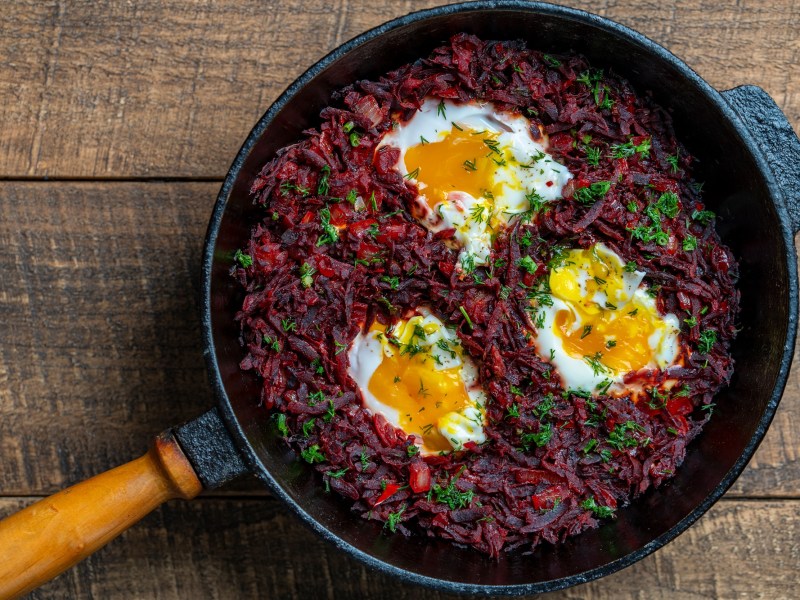 Pfanne mit Rote-Bete-Shakshuka