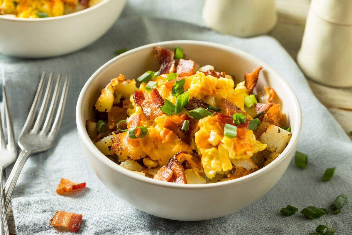 RÃ¼hrei-Kartoffel-Bowl, mit Speck bestreut.