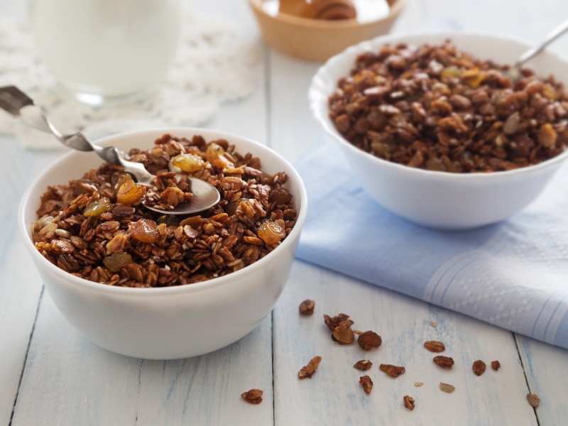 Zwei SchÃ¼sseln mit Schoko-Granola.