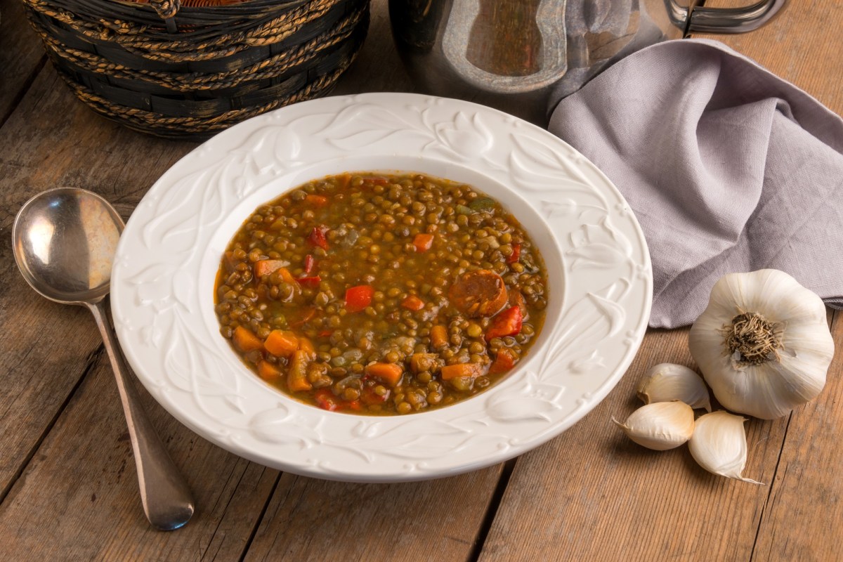 Ein Teller Silvester-Linsensuppe.