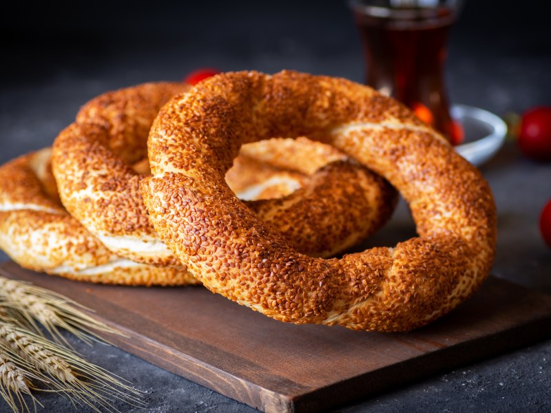 Ein paar tÃ¼rkische Sesamkringel namens Simit auf einem Brett.