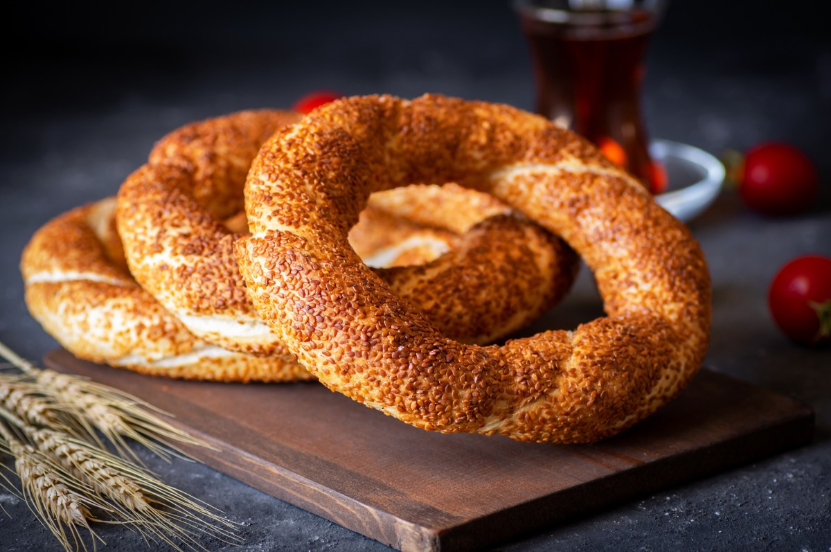 Ein paar tÃ¼rkische Sesamkringel namens Simit auf einem Brett.