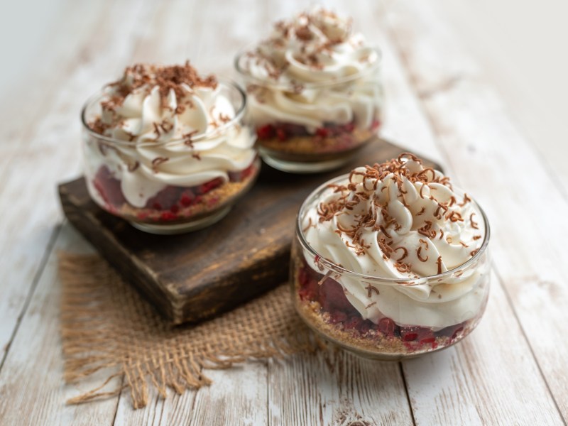 Drei GlÃ¤ser Stollen-Mousse mit Zartbitterschokolade.