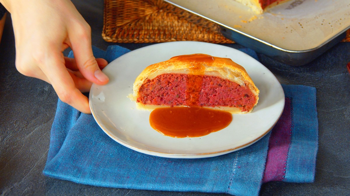 Ein StÃ¼ck veganer Linsenbraten mit SoÃŸe.