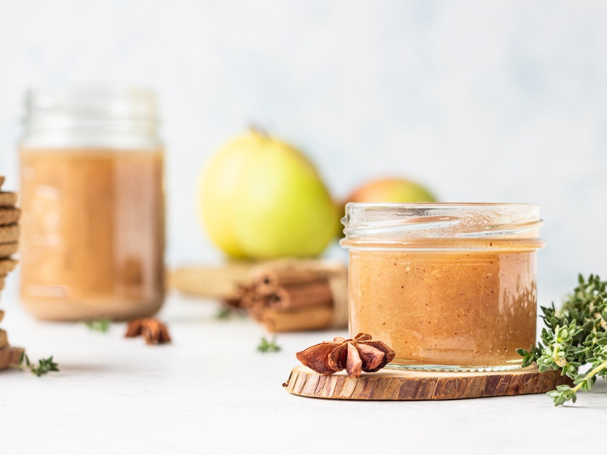 zwei GlÃ¤ser weihnachtliche Birnenmarmelade mit weihnachtlichen GewÃ¼rzen daneben