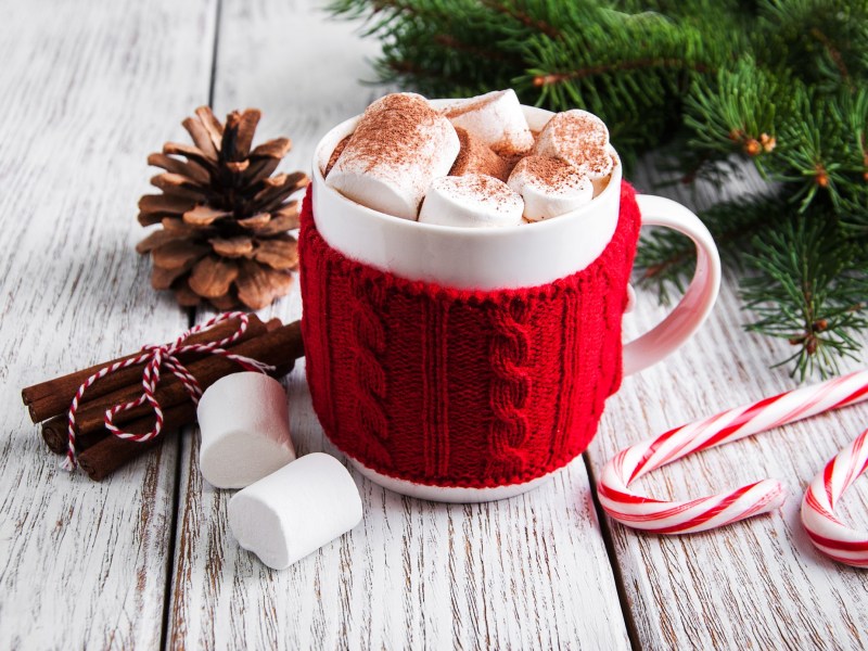 Weihnachtliche heiÃŸe Schokolade mit Marshmallows in einer Tasse.