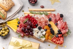 Ein weihnachtliches Charcuterie Board.