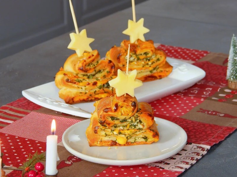 Drei Weihnachtsbaum-Snacks auf Tellern.