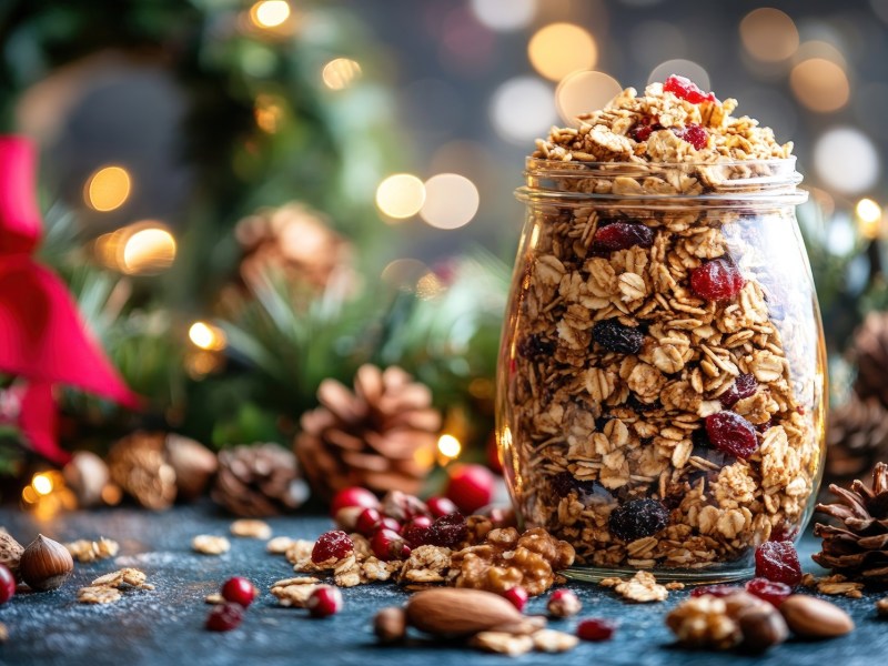 Glas mit WeihnachtsknuspermÃ¼sli und Weihnachtsdeko