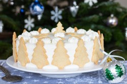 Eine Weihnachtstorte mit Plätzchen.