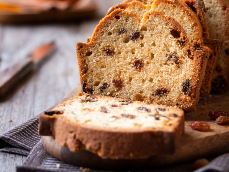 Ein angeschnittenes Winterfrühstücksbrot.