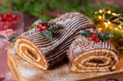 Ein Yule Log auf einem Holzbrett.