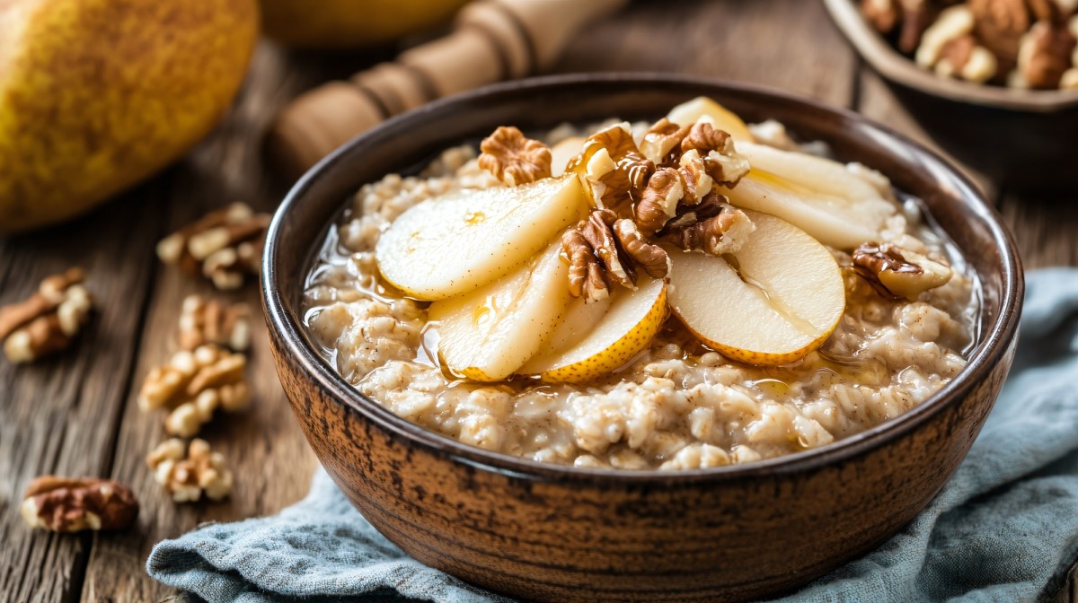 Schale mit Zimt-Porridge mit Birnen