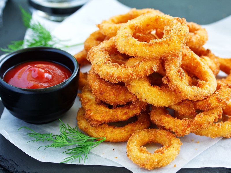 Ein Teller mit Zwiebelringen aus dem Airfryer.