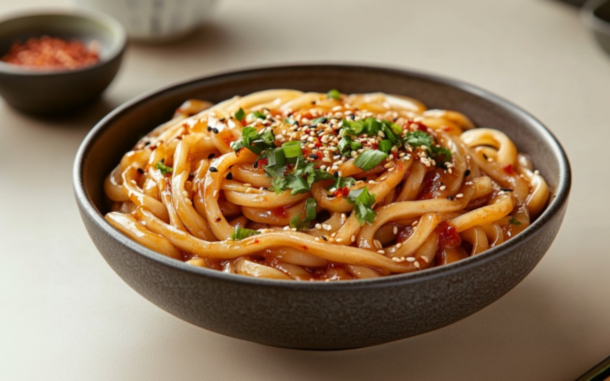 Eine Schüssel mit asiatischen Kartoffelnudeln mit Chiliöl.