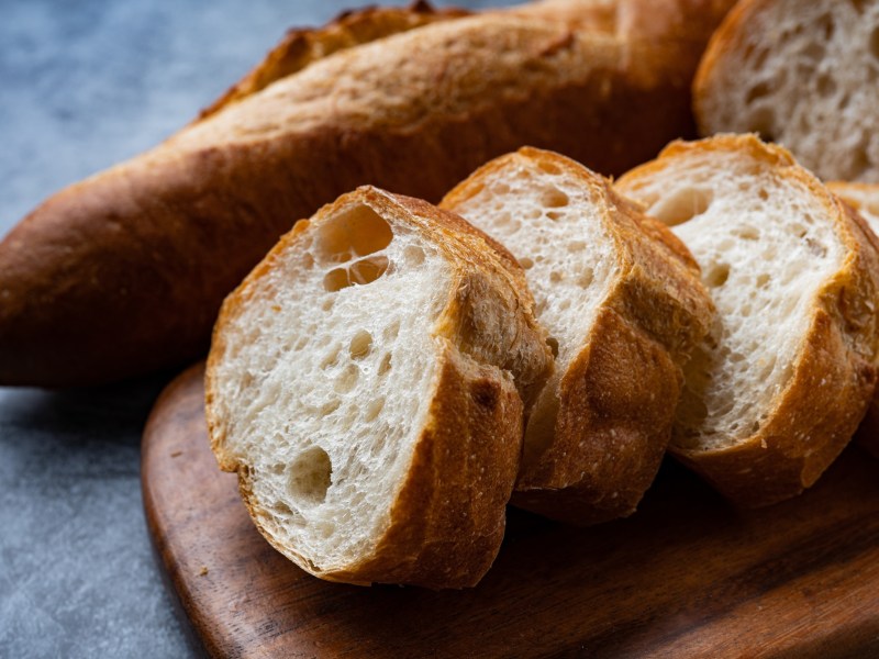 Einige Scheiben Baguette ohne Hefe.