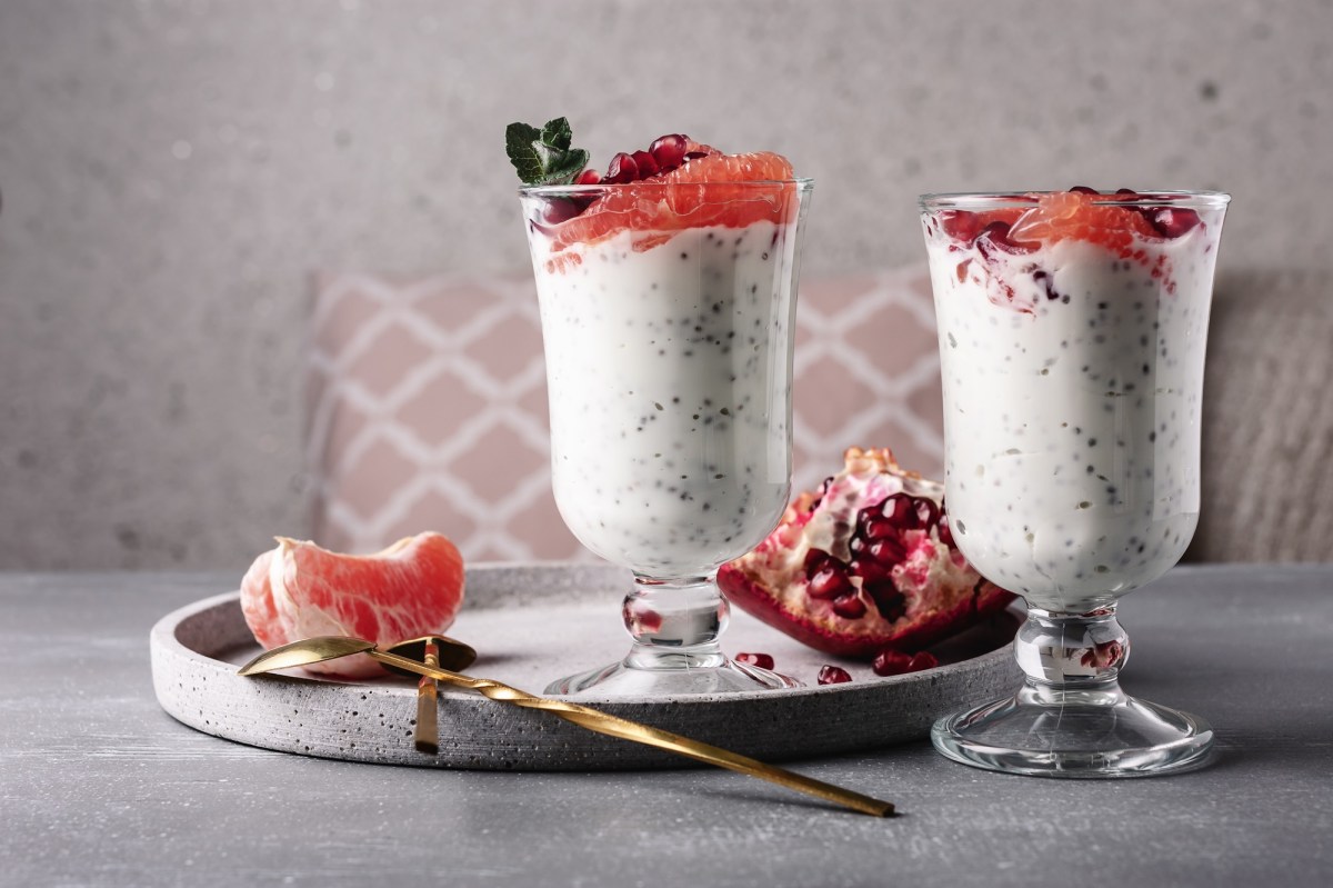 Zwei GlÃ¤ser Chia-Joghurt-Pudding mit Grapefruit auf einem Tisch