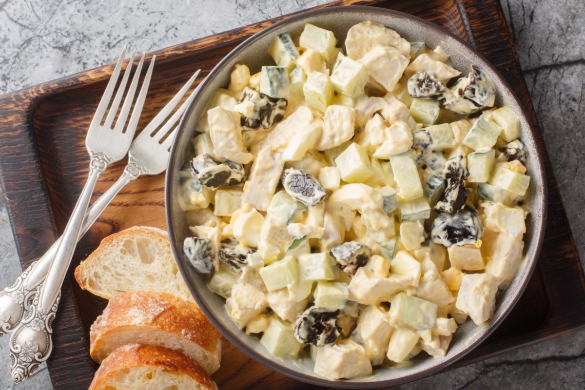 Eine Schüssel mit cremigem Hähnchensalat mit Pflaumen.