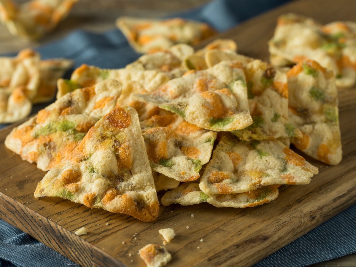 Kichererbsen-Chips angerichtet auf einem Holzbrett.