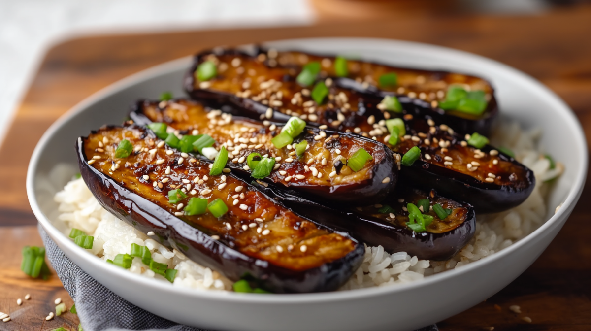 Miso-Auberginen in einer SchÃ¼ssel mit Reis.