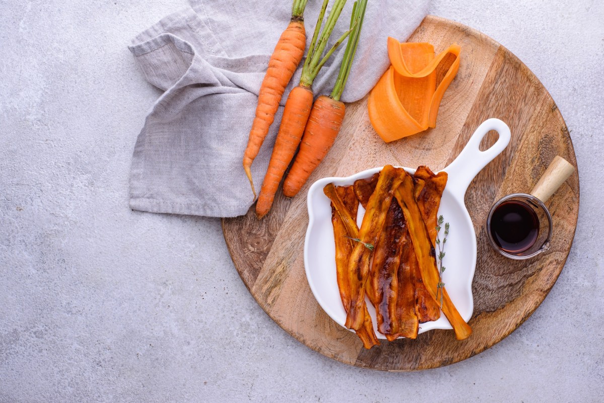 MÃ¶hren-Bacon in einer Porzellanschale, daneben Zutaten.