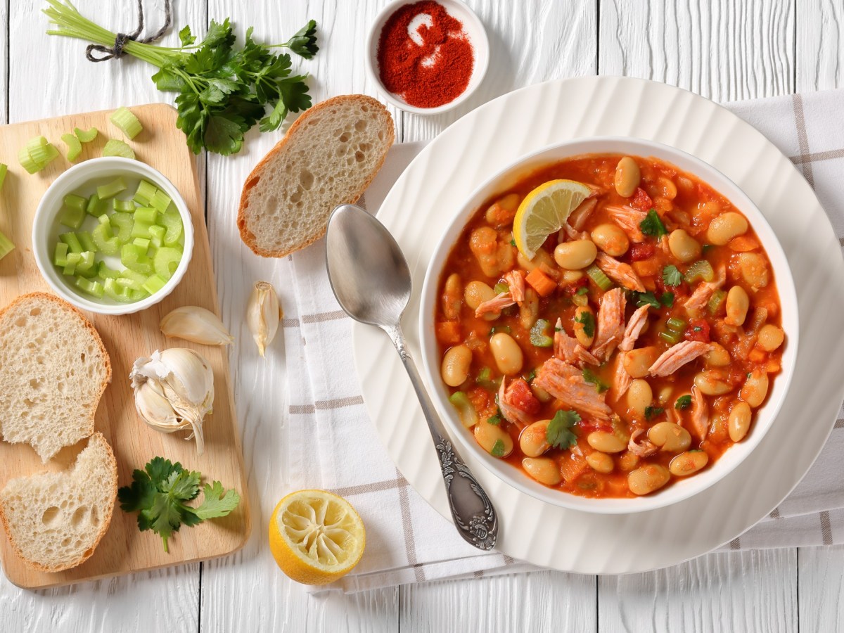 Eine SchÃ¼ssel Pasulj: serbische Bohnensuppe mit Huhn.