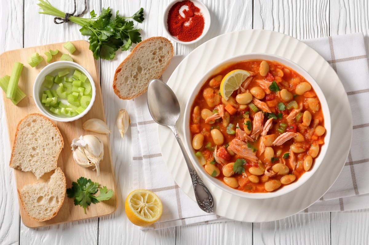 Eine SchÃ¼ssel Pasulj: serbische Bohnensuppe mit Huhn.