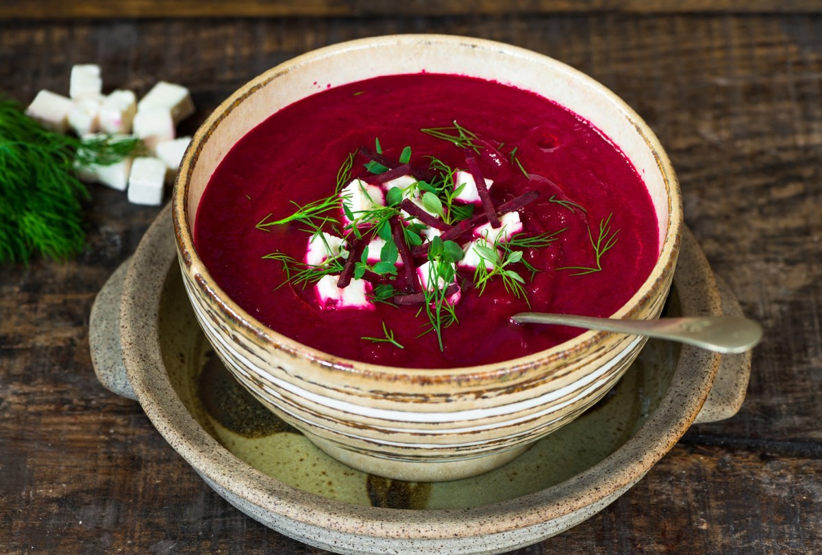 Eine SchÃ¼ssel Rote-Bete-Cremesuppe mit Feta und Dill.