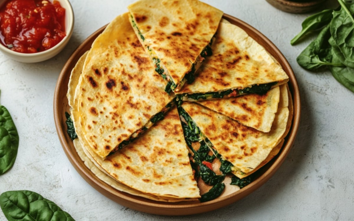 Vegane Spinat-Quesadillas in der Draufsicht auf einem Teller.