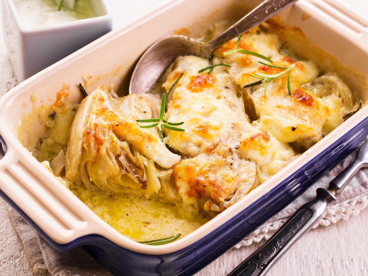 Ein Winterklassiker neu entdeckt: überbackener Chicorée mit Senf-Sahnesoße und Bergkäse
