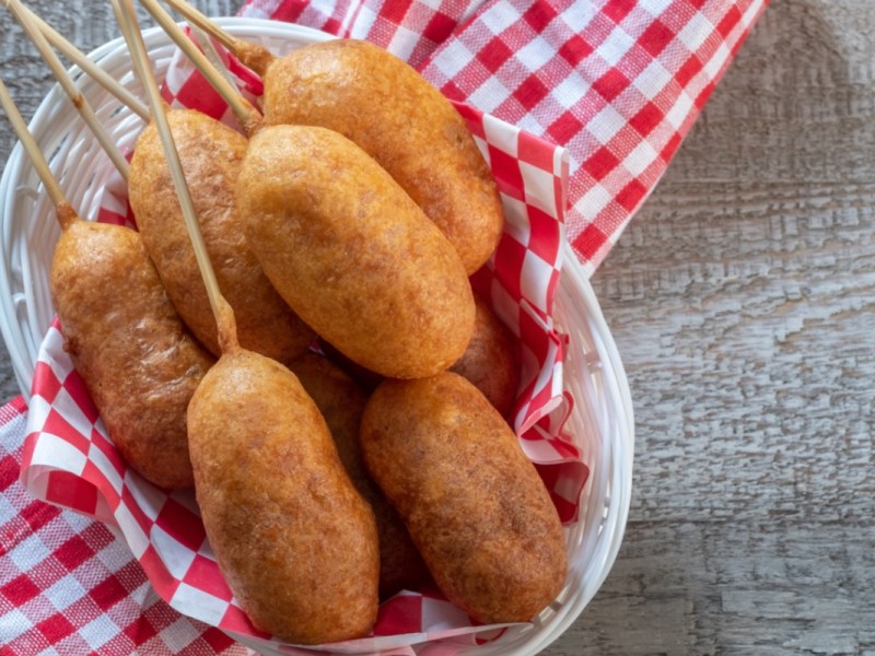 Vegane Corn Dogs mit Hummus: frittiertes Streetfood im Teigmantel