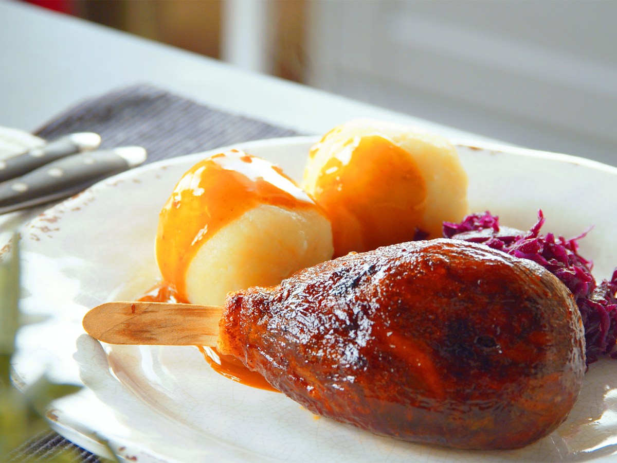 Vegane HÃ¤hnchenkeule aus Austernpilzen, dazu KlÃ¶ÃŸe und Rotkohl.