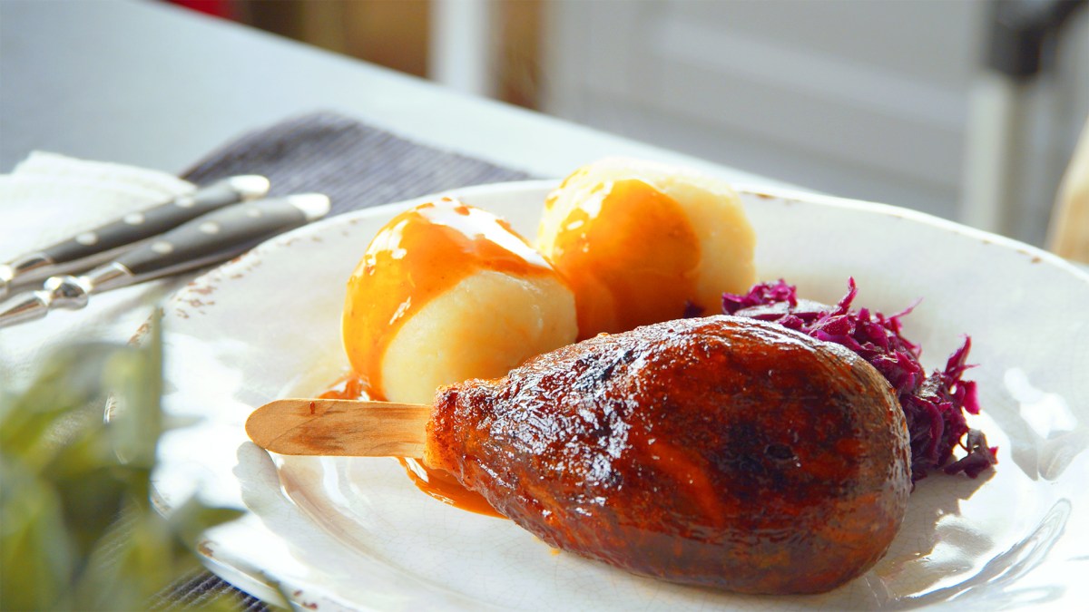 Vegane HÃ¤hnchenkeule aus Austernpilzen, dazu KlÃ¶ÃŸe und Rotkohl.