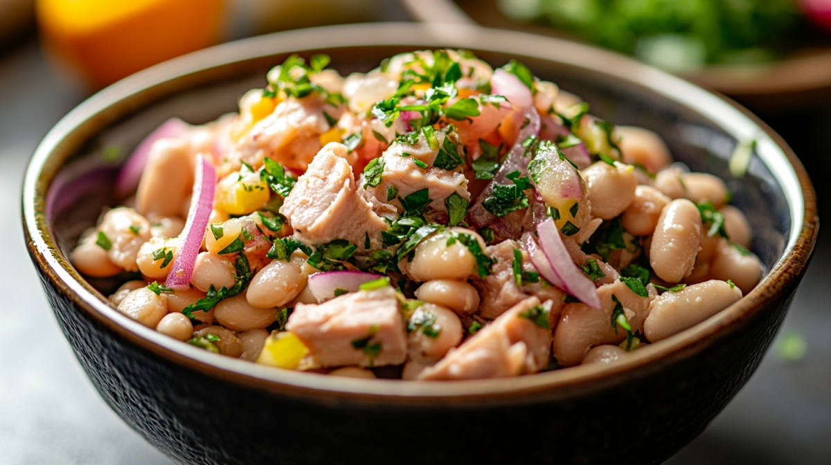 Schale mit weiÃŸe-Bohnen-Thunfisch-Salat