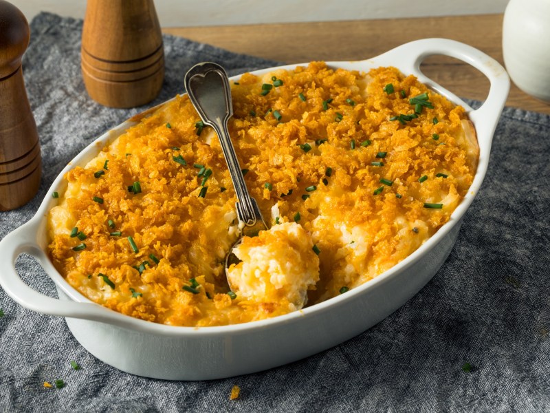 Eine Auflaufform mit Funeral Potatoes: amerikanischer Kartoffel-Käse-Auflauf.