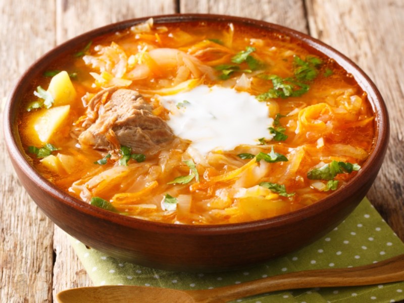 Eine Schüssel Schtschi, würzige Kohlsuppe aus Russland.