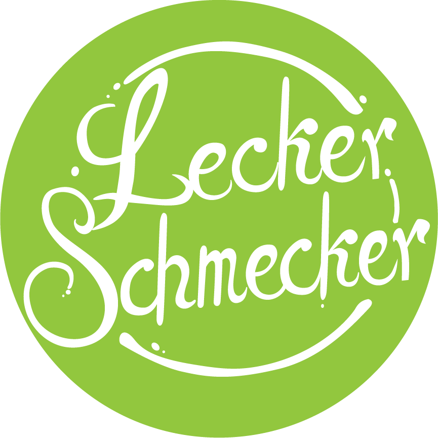 Ein turducken auf einem Salatbett, daneben ein Glas Rotwein und Schalen mit Rotkohl.