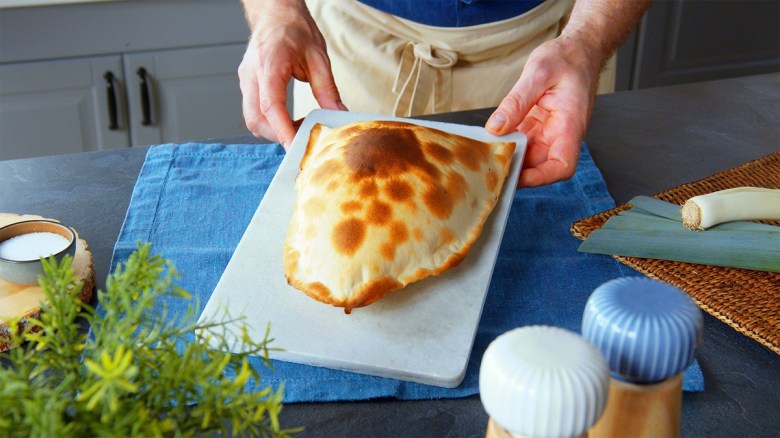 Diese knusprigen Flammkuchentaschen erobern dein Herz im Sturm