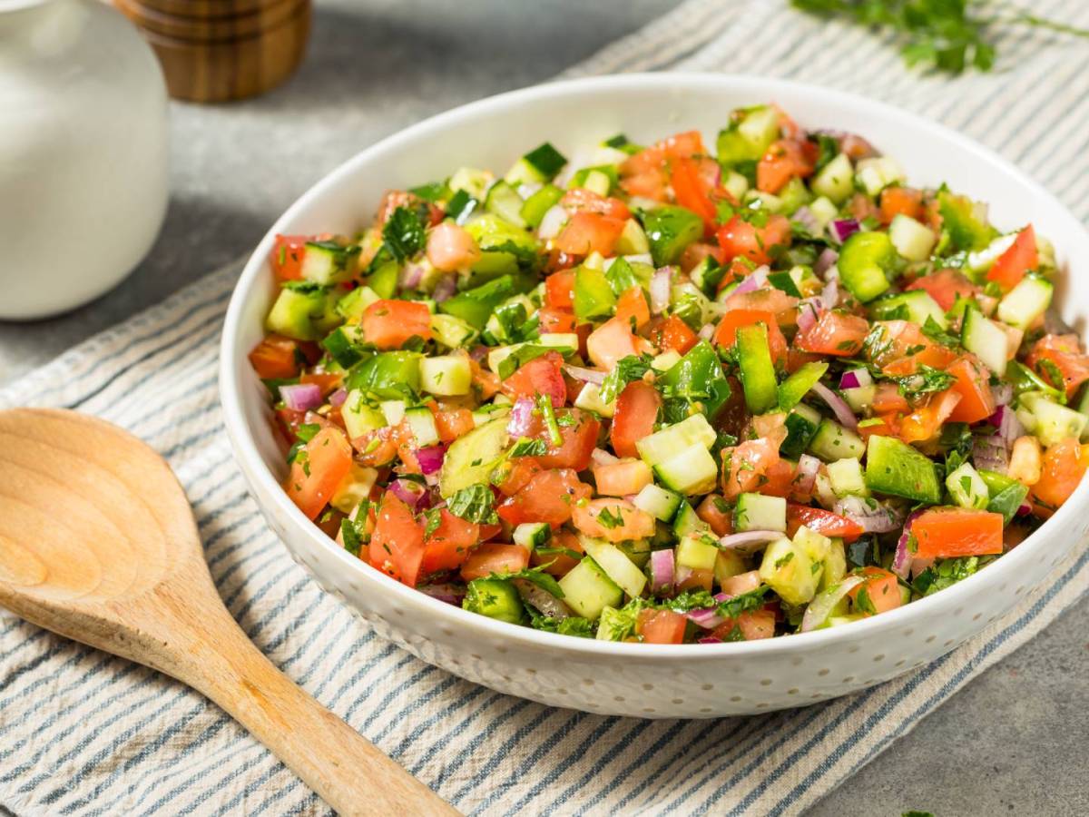 Erfrischender Salat für Grillabende: So machst du persischen Shirazi-Salat