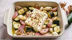 Auflaufform mit Ofen-Zucchini mit Feta