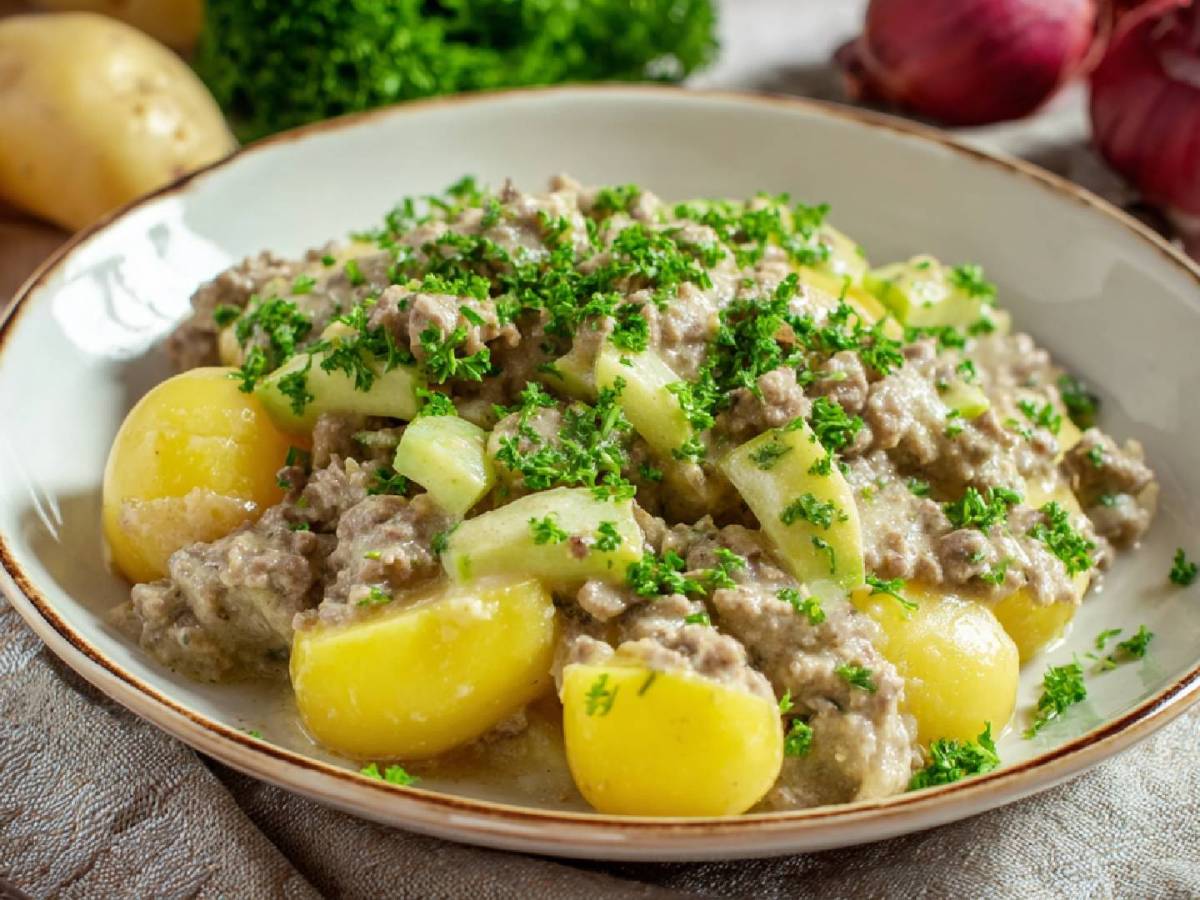 Küchenklassiker: Schmorgurken-Hackfleisch-Pfanne und Kartoffeln